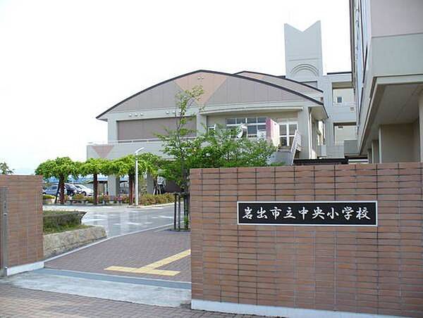 岩出市立中央小学校まで682m