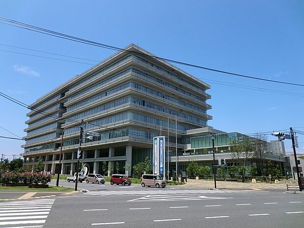 平塚市役所　1700m　引っ越しの際の手続きや乳幼児健診などで利用することの多い市役所。近くにあると便利です。 
