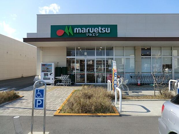 マルエツ なぎさモール辻堂店　450m　地域に密着したブランド商品や、新鮮で上質な食材を取り揃えたスーパー。駐車場129台完備（共用）。   