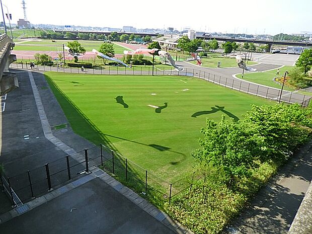 新横浜公園　1000m　「日産スタジアム」のある横浜市最大の都市型運動公園。ドッグランもあり、愛犬を遊ばせるにもお勧めです。 