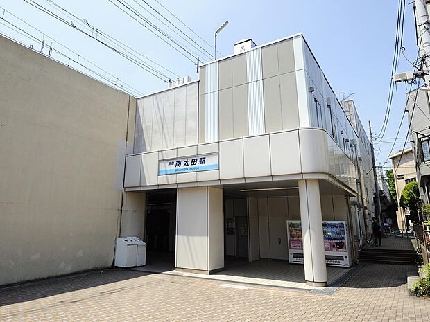 京急線「南太田」駅　800m　「横浜」駅へ約7分。「上大岡」駅へ約6分。近くに清水ヶ丘公園や大岡川など桜の名所があります。  