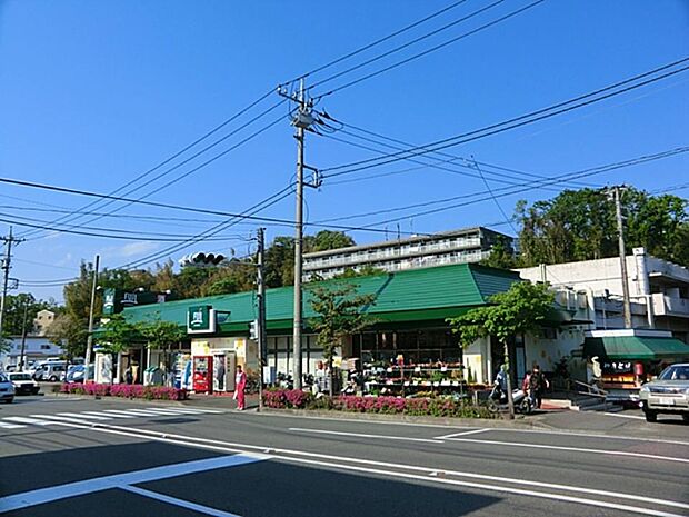 Fuji上中里店　850m　地域密着型のスーパー。きめ細かな品揃えと鮮度が自慢です。駐車場70台完備。 