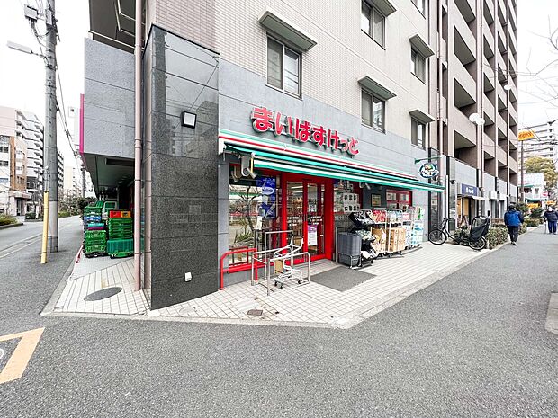 まいばすけっと永楽町東橋店　400m　安くて便利な小さなイオン。ちょっと買い物したいときにすぐ行ける小型スーパー。 