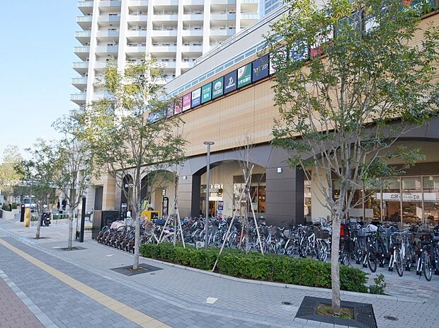 新川崎スクエア　700m　新川崎駅前にあるショッピングモール。マルエツ・スシロー・サイゼリア等が入っています。 
