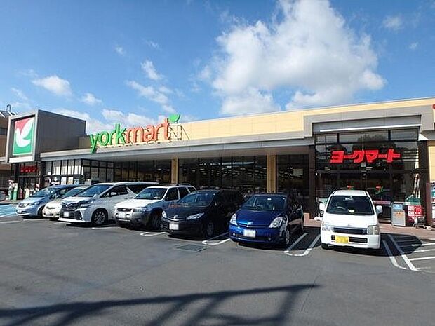 ヨークマート六浦店　1400m　首都圏を中心に展開するセブンアンドアイグループが展開する食品スーパー。 