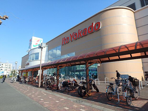 イトーヨーカドー鶴見店　800m　嬉しい駐車場無料。食料品、生活必需品、被服、書籍、生活家電、自転車、レストランなどがあります。 