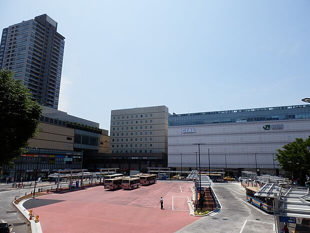 ＪＲ『鶴見』駅　1500m　横浜駅までの所要時間は約11分。朝夕のラッシュ時は当駅始発の東京方面行きの電車があります。 