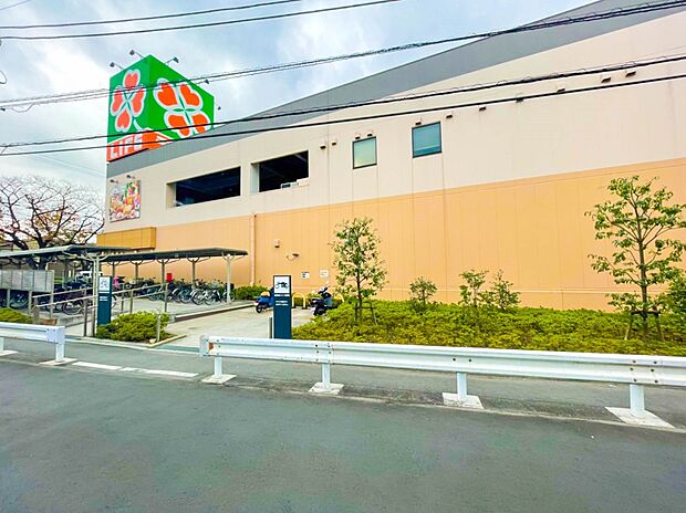 ライフ鶴見下野谷町店　900m　毎日の食卓を彩る食料品から日用品まで取り揃えたスーパー。駐車場104台完備。 