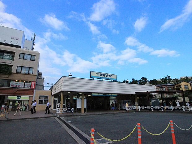 京急線「能見台」駅　960m　「横浜」駅へ急行利用で約21分のダイレクトアクセス。品川駅へは途中快特乗り換えで約34分。 