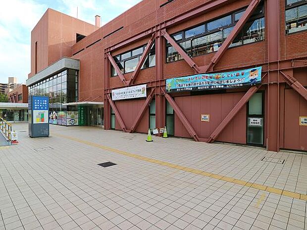 横浜市港北区役所　1100m　お引越し後の申請や手続きなどご利用されることも多い区役所。月〜金曜日の午前8時45分〜午後5時開庁。 