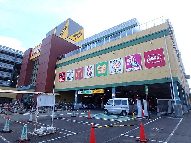 アピタ長津田店　400m　衣料品・本・CDショップなど専門店街が充実していて、何でもそろいます。フードコートも多数あります。 