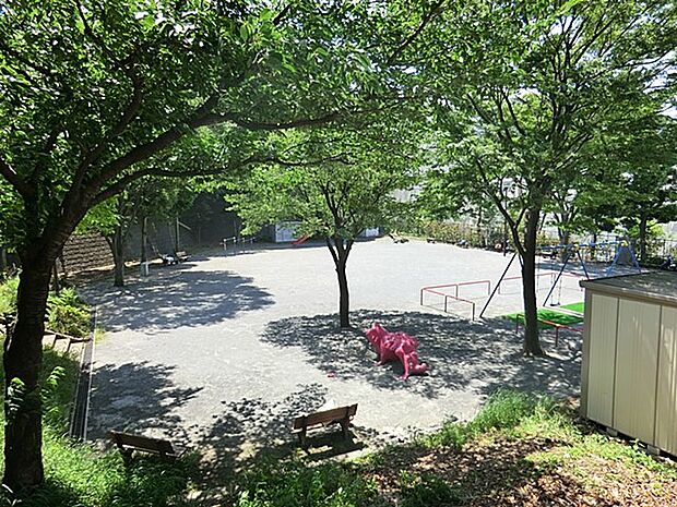 平楽公園　350m　お子様が元気に走り回れる広場と滑り台やブランコ、鉄棒、モンスターの遊具があります。 