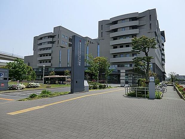 横浜市立みなと赤十字病院　1100m　救命救急センター、母子周産期医療センター、災害医療など多機能な中核病院として機能。   