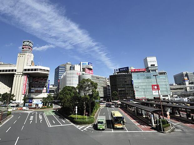 横浜駅　1800m　ビッグターミナル『横浜』駅は、ビジネス・ショッピング・観光においても中心的役割を担う駅。 