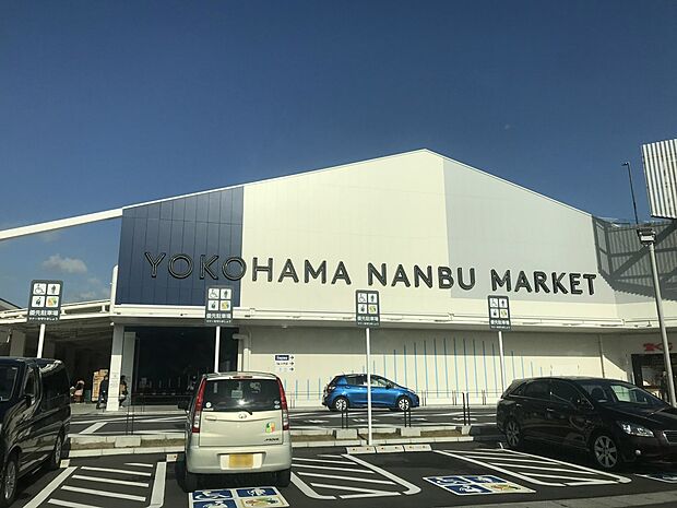 BRANCH横浜南部市場　1900m　食品スーパーや飲食店・物販、カフェなどを含めた15店舗が出店しています。 