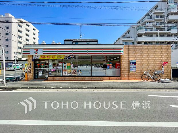 セブンイレブン横浜大豆戸町店　230m　24時間営業。近くにあるとちょっとした買い物にも便利ですね。 