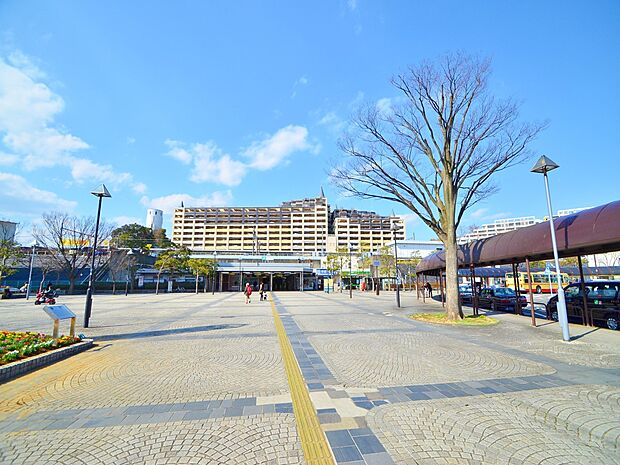 本郷台駅 （JR根岸線）　1760m　ターミナル「横浜」駅へ乗り換えなしで約25分。品川、新橋、東京など都心の駅へダイレクトアクセス可能。 