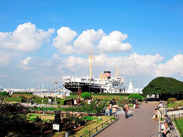 山下公園　650m　横浜ベイブリッジや港を行き交う船の眺めがロマンチックな誰もが知っている公園。 