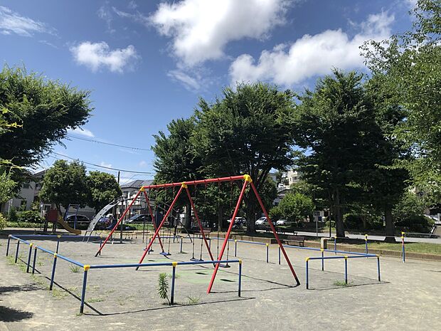 峰岡公園　500m　遊具のある公園と野球などを楽しめる広場がある地域の公園。一日中子どもたちが元気に遊び集っています。 