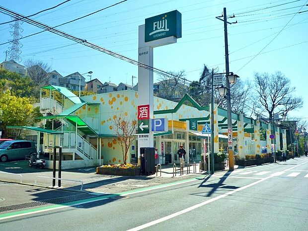 Fuji新井町店　100m　味自慢のお惣菜をはじめ、生鮮食品・日用品を取り揃えるスーパー。 