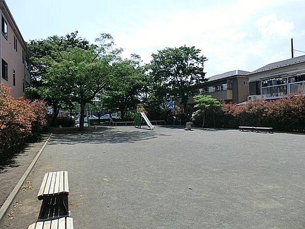 箕輪町公園　200m　住宅地に囲まれた、すべり台・ブランコ・砂場・鉄棒などの遊具がある公園です。   