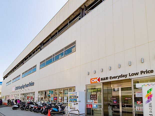 オーケー戸塚上矢部店　1100m　駐車場157台完備。関東圏を中心にコスパの良い商品を取り扱うと話題のお店。 