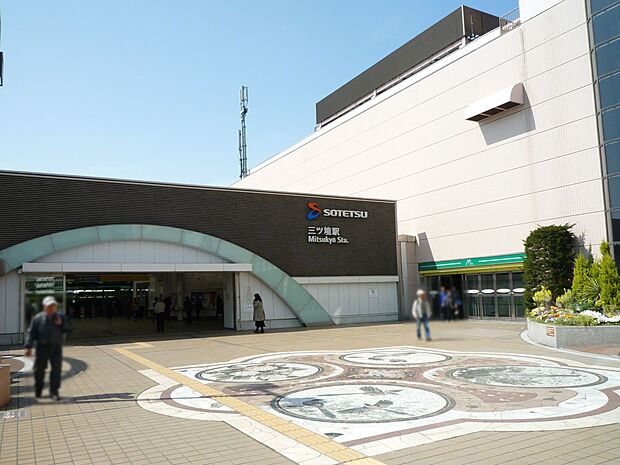 相鉄線「三ツ境」駅　2200m　横浜駅までは急行乗車で約17分。小田急江ノ島線が乗り入れる大和駅へは2駅6分。   