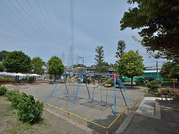 新沢池公園　650m　地域の方々の憩の場として親しまれる公園です。 
