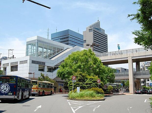 JR横須賀線『東戸塚』駅　1440m　目の前には大型商業施設のオーロラモールがそびえ立つお洒落な駅。     
