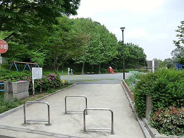 荒井沢中谷公園　260m　閑静な住宅街にある公園。公園入口には花壇があり、季節になるとチューリップも楽しめます。 