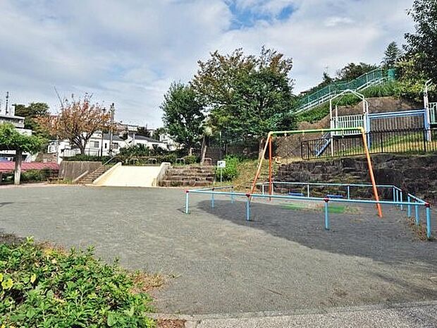 富岡東一丁目公園　350m　起伏のある地形を利用した滑り台や、お子様が楽しめる遊具、鉄棒などがある静かな公園です。 