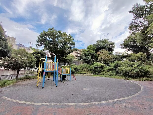 平戸本林公園　120m　緑が多く、桜をはじめとして色とりどりの花々を楽しむことができる公園です。 