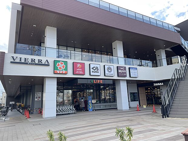 ビエラ蒔田　1100m　1階にはスーパー、2階にはダイソー、コーヒーショップなど、3階にはスポーツジムなどが入っています。 
