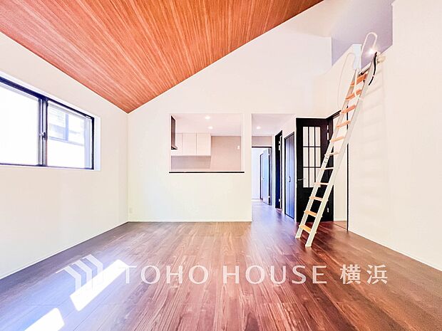 明るく開放的な空間が広がるLDK。室内には豊かな陽光が注ぎ込み、爽やかな住空間を演出。