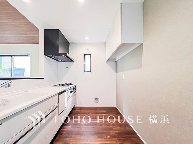 機能性とデザイン性を兼ね備えたシステムキッチン。リビングとの一体感も考慮され、美しい空間が実現。