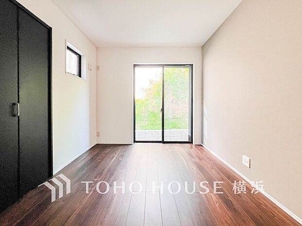 一日の疲れをいやしてくれる寝室。時を忘れて過ごす場所として過ごせるお部屋。