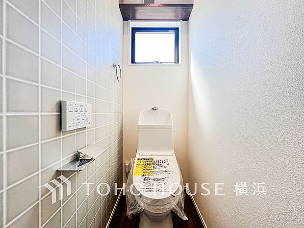 換気と明るさに配慮した、清潔感溢れるトイレ。落ち着いた空間で安らぎのひとときをお過ごしいただけます。