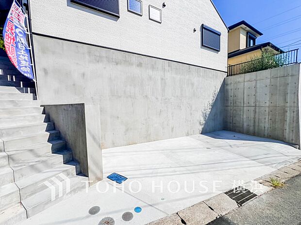 住む人を映し出す洗練された佇まいは、いつまでも輝き続けながらいつしか街の風景に溶け込んでいきます。