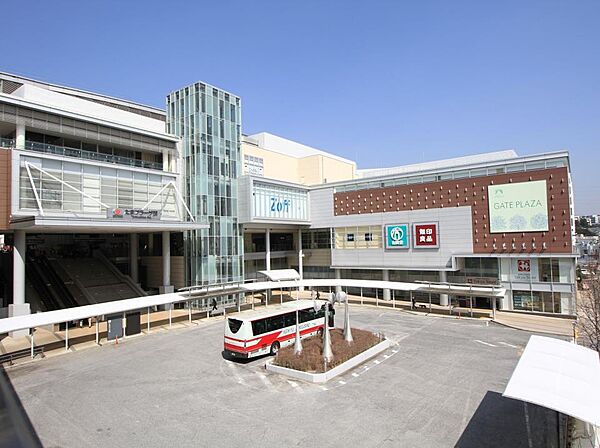 東急田園都市線「たまプラーザ」駅 　1500m　「渋谷」駅へ急行利用で約20分。周辺はおしゃれな住宅街として知られています。