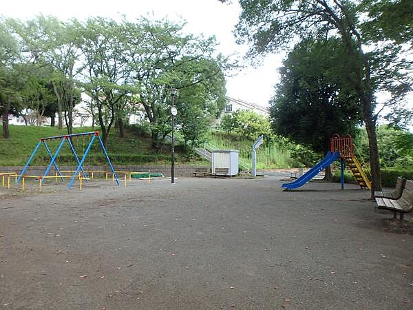 荏子田朝日公園　210m　滑り台、ブランコ、砂場、水飲み場などが備えられ、斜面には自然の樹木があり落ち着いた雰囲気の公園です