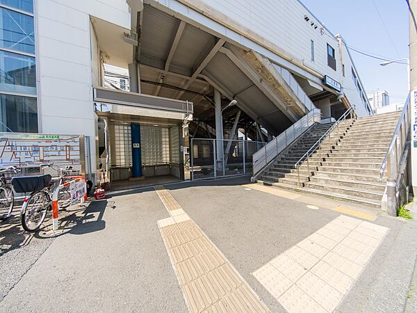 京急逗子線『六浦』駅　240m　駅の周辺にはお買い物施設が多数あり、大変便利です。鎌倉や逗子にも近く、観光もしやすい。