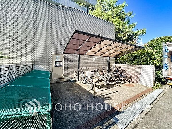屋根付きの駐輪スペースは、雨風から大事な愛車を守ってくれます。