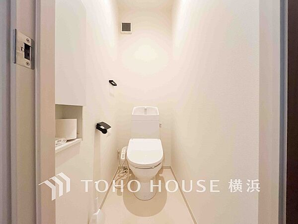 トイレはシンプルにホワイトで統一。多機能型の温水洗浄付き。