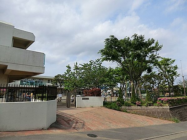 たかとり幼稚園　1600m　一人一人の個性を大切にし、豊かな環境でのびのびと活動しています。