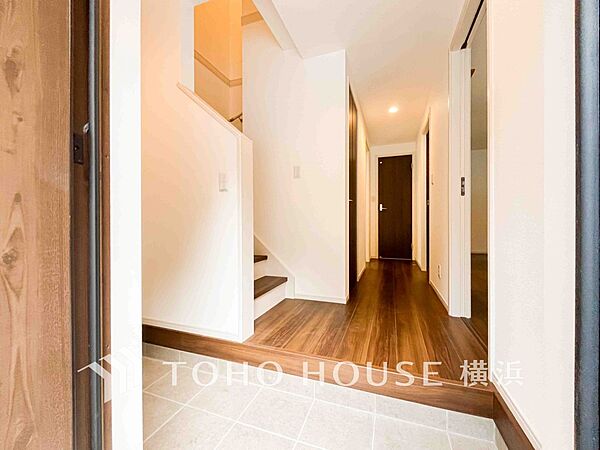 上質感漂う玄関と廊下。居住者の帰り、訪れる方を優しく迎えてくれます。