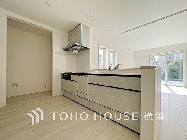 機能性とデザイン性を兼ね備えたシステムキッチン。（A棟）