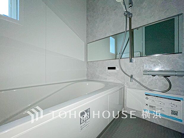 一日の疲れが癒される優雅な時間を堪能できるゆとりあるバスルームです。（A棟）