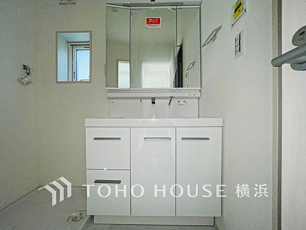 収納たっぷりの洗面台。毎朝身支度で活躍するスペースです。（A棟）