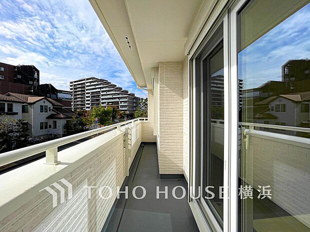 お部屋にも爽やかな風と暖かく柔らかな日差しが差し込み、毎日の暮らしを豊かに彩ります。（A棟）