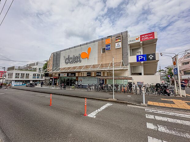 ダイエー十日市場店　400m　食料品から衣料品・日用品まで幅広く扱うスーパー。3階には100円ショップもあります。 